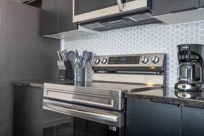 Refrigerador, microondas, horno y parrilla de estufa 