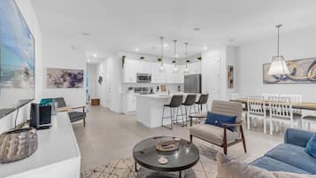 Un apartamento moderno con cocina, comedor y sala de estar.