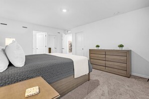 3 habitaciones, tabla de planchar con plancha, internet y ropa de cama