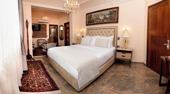 Suite – junior | Minibar, safe på rommet, skrivebord og lydisolert