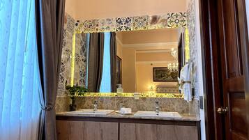 Junior Suite | Bathroom | Shower, free toiletries, towels, soap