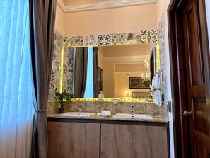 Junior-Suite | Badezimmer | Dusche, kostenlose Toilettenartikel, Handtücher, Seife
