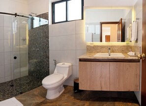 Suite – junior | Bad | Dusj, toalettartikler (inkludert), håndklær og såpe