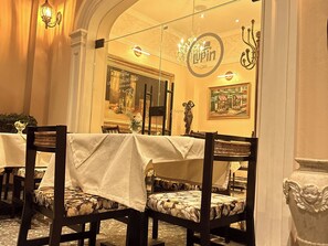 Breakfast, lunch and dinner served - HOTEL BOUTIQUE PATIO ANDALUZ (Cali)