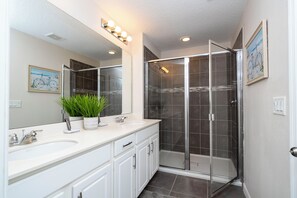 Douche, sèche-cheveux, serviettes fournies