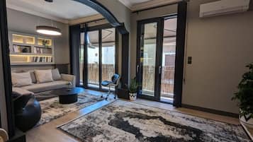 Departamento Deluxe, 2 habitaciones | Área de sala de estar