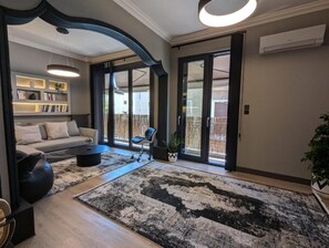 Deluxe Apartment, 2 Bedrooms | Living area