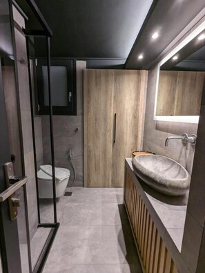 Deluxe Apartment, 2 Bedrooms | Bathroom - Momentum (Athens)
