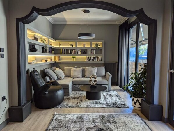 Deluxe Apartment, 2 Bedrooms | Living area