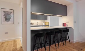 Fridge, microwave, oven, stovetop - Chic Two-Bedroom Haven (Manchester)