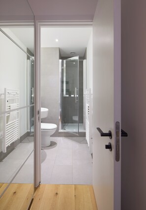 Sèche-cheveux, serviettes fournies