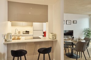 Fridge, microwave, oven, stovetop - Elegance in Northern Quarter (Manchester)