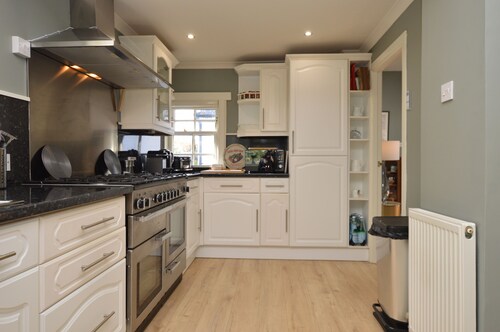 Old Powdermill Cottage - a cottage that sleeps 6 guests in 3 bedrooms