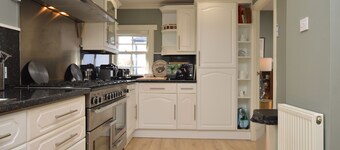 Old Powdermill Cottage - a cottage that sleeps 6 guests in 3 bedrooms