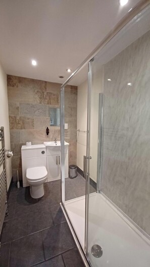 Family Room | Bathroom - George Hotel Hayfield (High Peak)