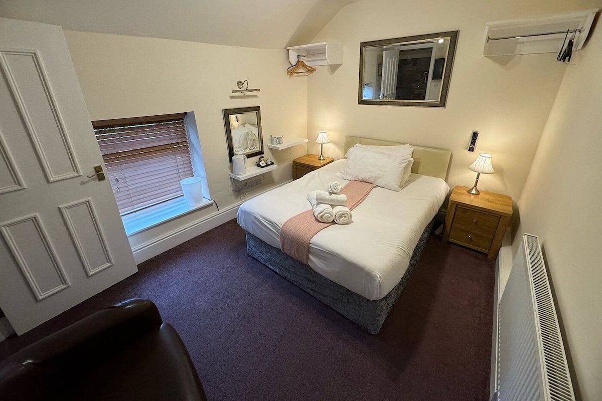 Double Room | 1 bedroom, iron/ironing board, free WiFi
