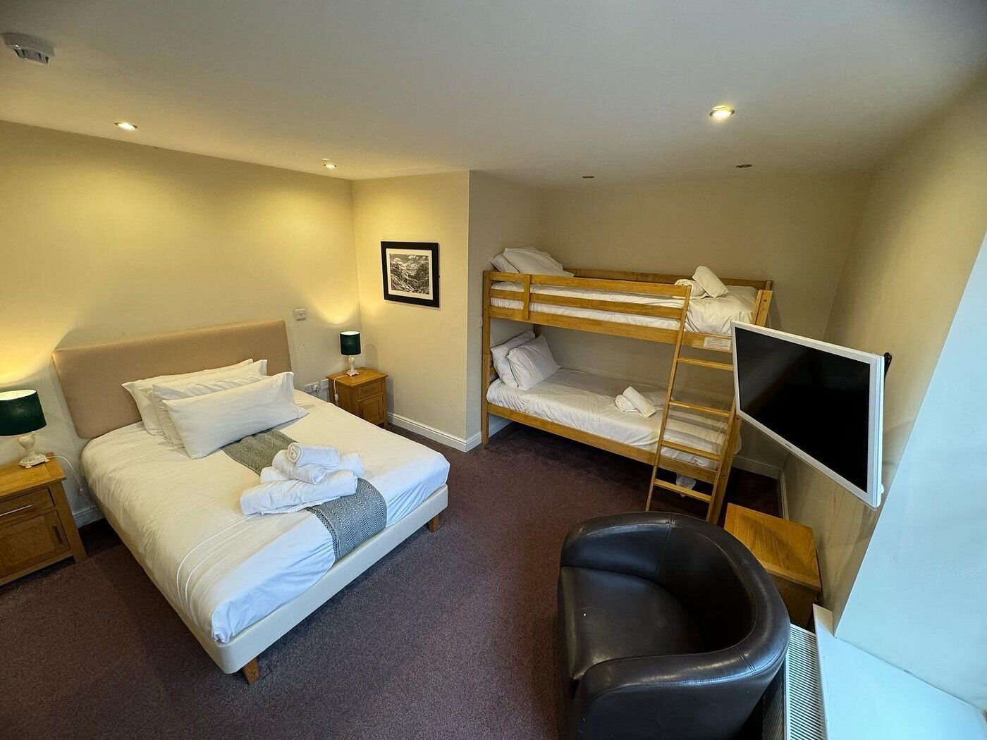 Family Room | Iron/ironing board, free WiFi