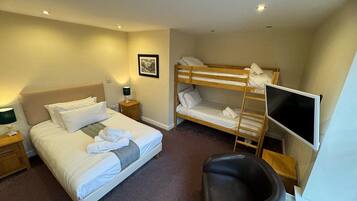 Family Room | Iron/ironing board, free WiFi