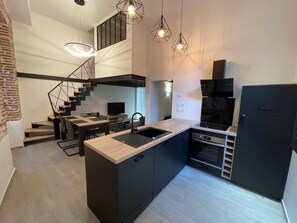 Kühlschrank, Mikrowelle, Ofen, Herdplatte