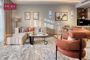 Apartamento superior, 2 quartos | Área de estar