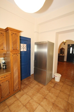 Apartment | Meja