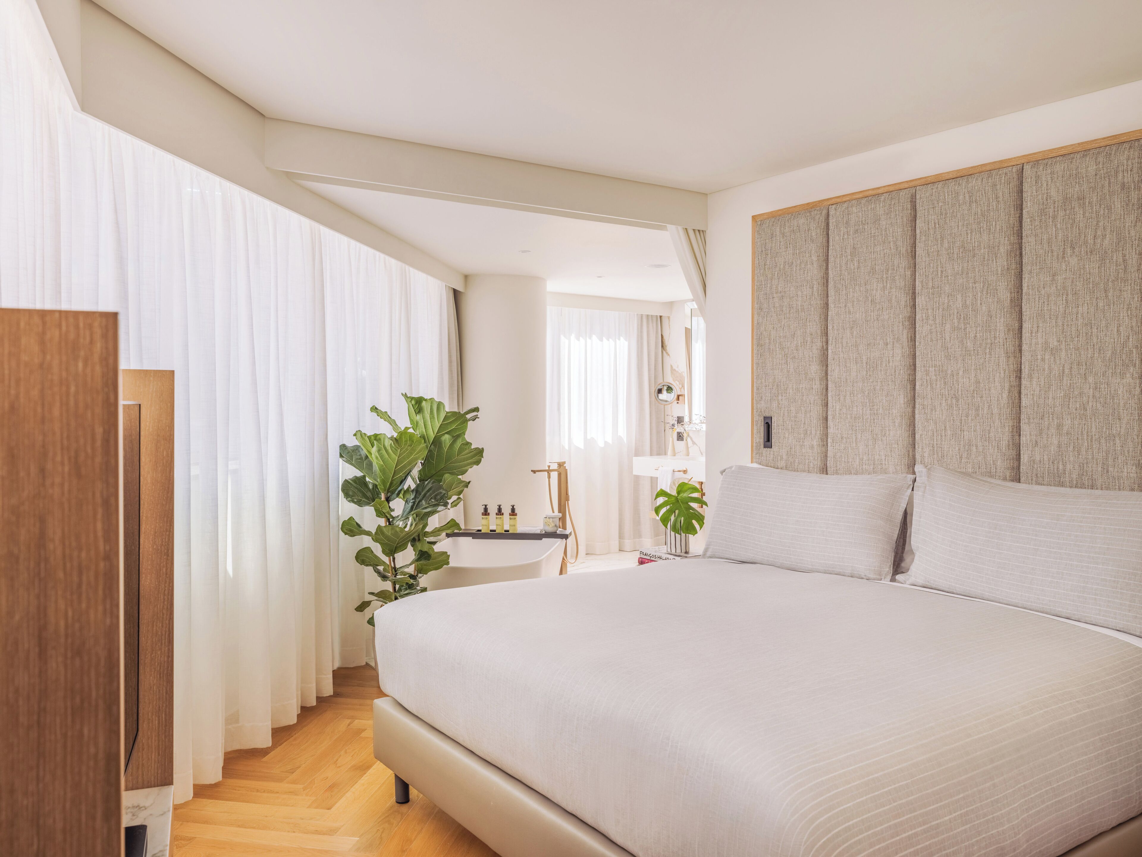 Sengetøy av topp kvalitet, dundyner, minibar og safe på rommet