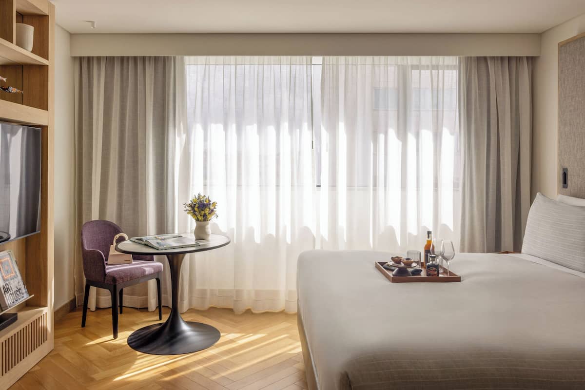 Superior Room (ME | Palace View) | Peralatan tempat tidur premium, gebar bulu kapas, bar mini