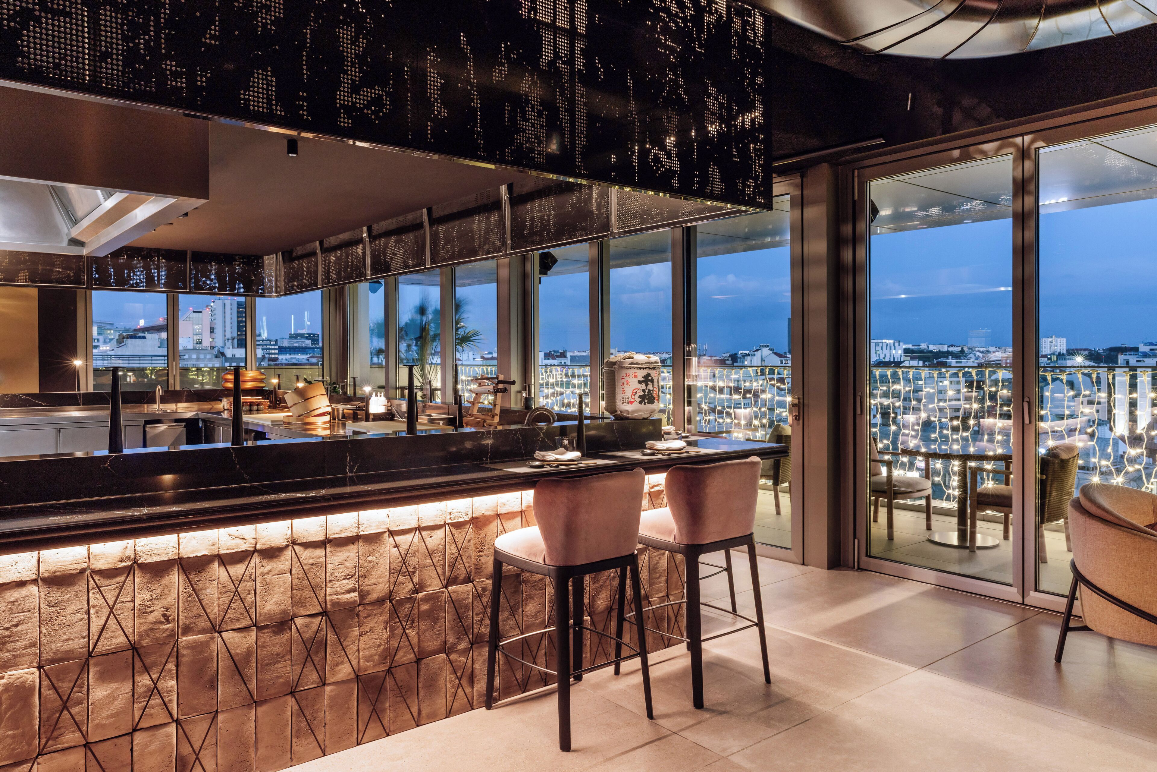 2 restaurantes; se sirve cocina europea moderna 