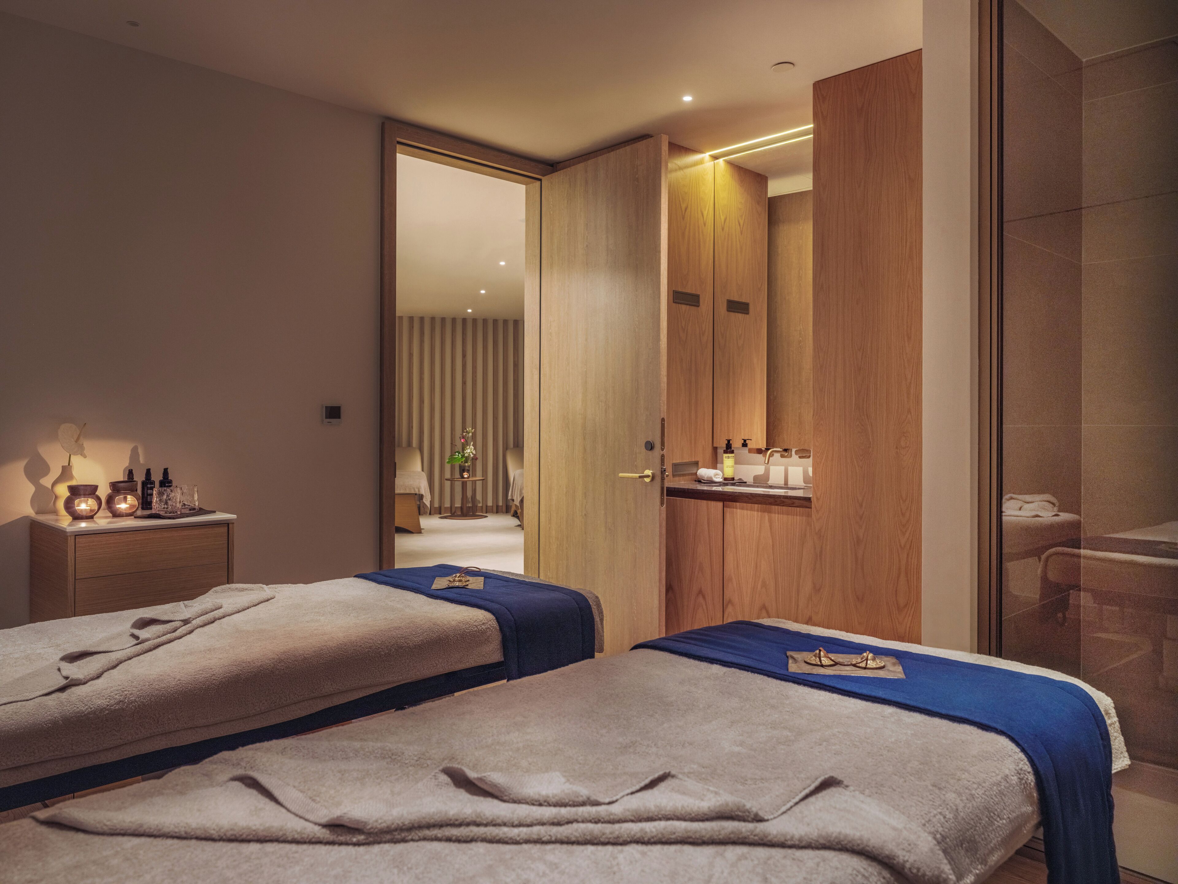 Bastu, kroppsbehandlingar och massage med varma stenar