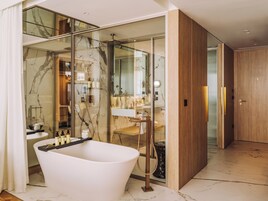 Superior ME with Freestanding Bath | Prémium ágynemű és ágynemű