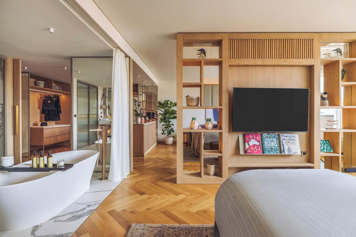 Sengetøy av topp kvalitet, dundyner, minibar og safe på rommet