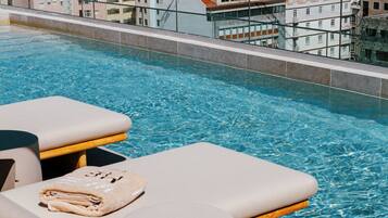 Una piscina cubierta, tumbonas