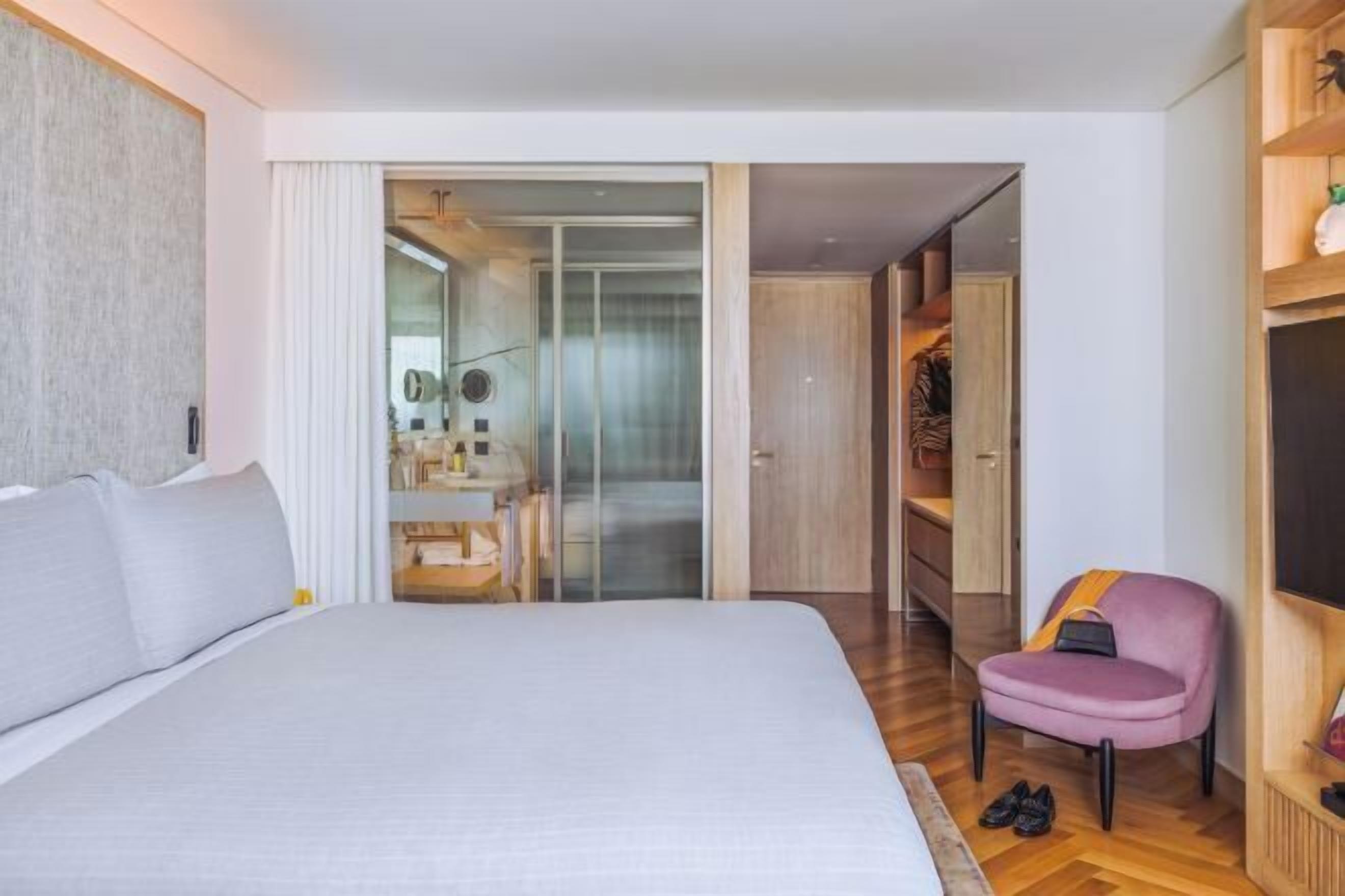 Ropa de cama de alta calidad, cubrecamas y minibar 