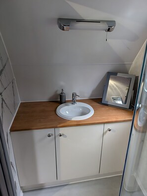Douche, serviettes fournies