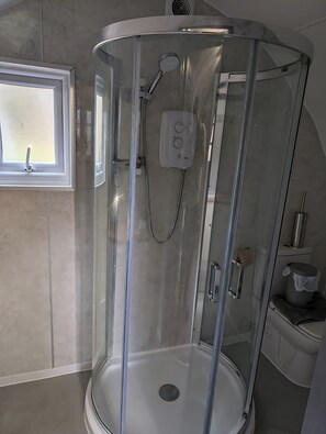Shower, towels - Willow Glamping Pod (Fownhope)
