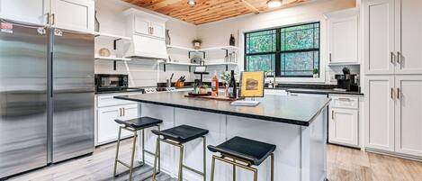 Fridge, microwave, stovetop, dishwasher