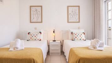 Tabla de planchar con plancha, wifi gratis y ropa de cama