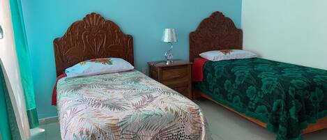 3 habitaciones, tabla de planchar con plancha, wifi y ropa de cama
