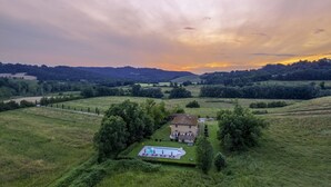 A house with a swimming pool surrounded by lush greenery and rolling hills. - Villa Iside 8, Emma Villas (Peccioli)