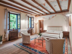 6 bedrooms, iron/ironing board, free WiFi, bed sheets
