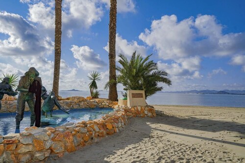 Modern 3-bed Apt, Sleeps 7, 6 Min Walk to Beach