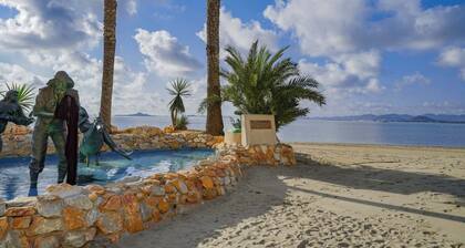 Modern 3-bed Apt, Sleeps 7, 6 Min Walk to Beach