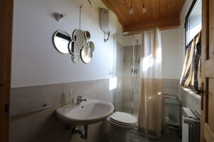 Nonno Bino | Bathroom | Hair dryer, towels, soap, shampoo