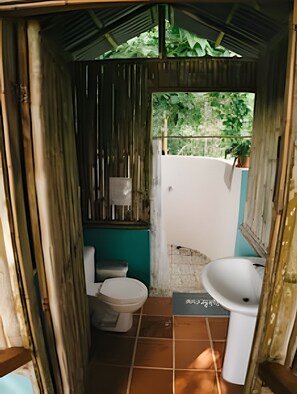 Cabin | Bathroom | Shower, towels, soap, shampoo