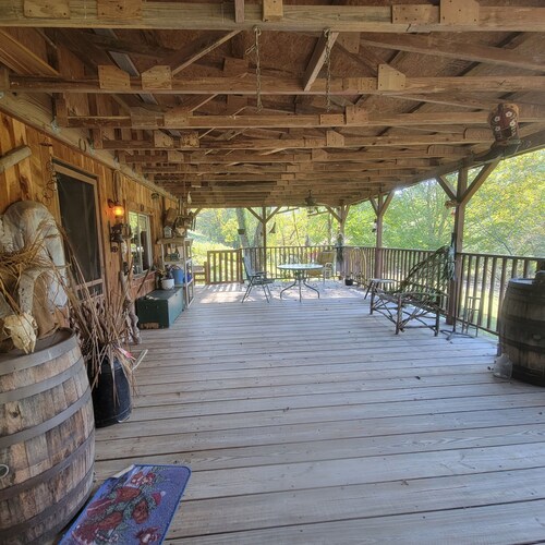 Charming Rustic 2-bedroom farmhouse with WiFi, AC on pristine Plunkett Creek Rd 