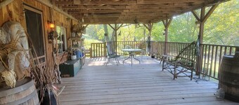 Charming Rustic 2-bedroom farmhouse with WiFi, AC on pristine Plunkett Creek Rd
