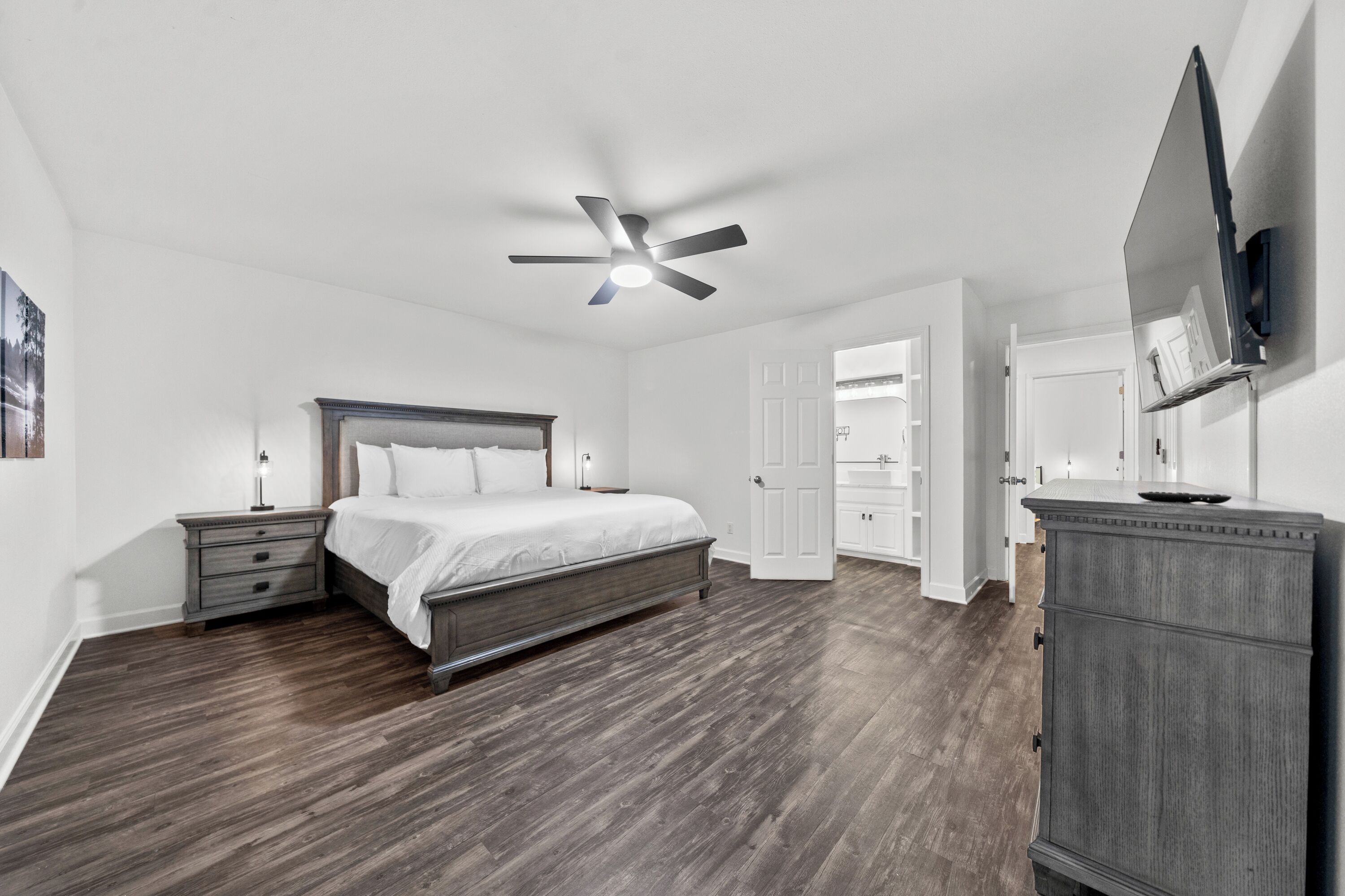 2 bedrooms, iron/ironing board, WiFi