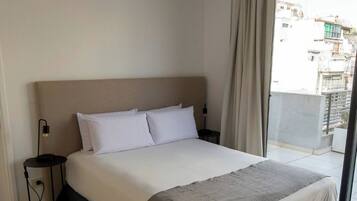 1 habitación, caja de seguridad en la habitación y escritorio