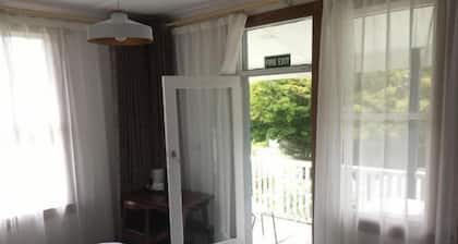 Te Puia Hot Springs Hotel