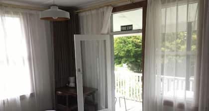 Te Puia Hot Springs Hotel